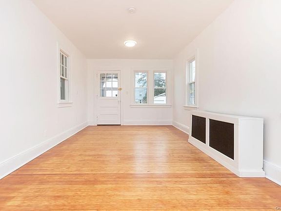 4th image of 167 Brook St Floor 1