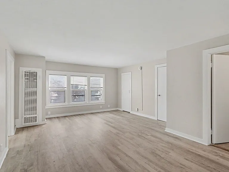 936 W Kalamazoo Ave — Photo 6