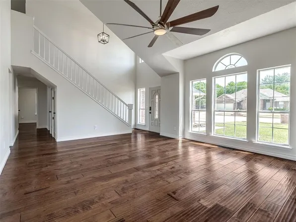 2705 E Hills Dr, Moore, OK 73160