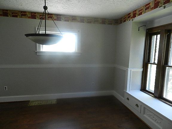 3rd image of 323 Willow St