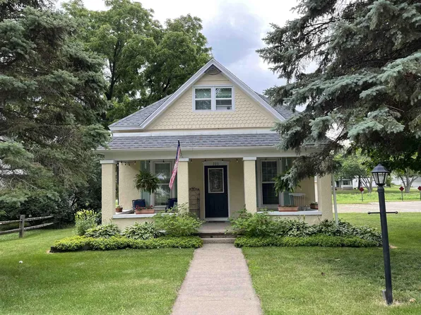 223 5th St NE, Waverly, IA 50677
