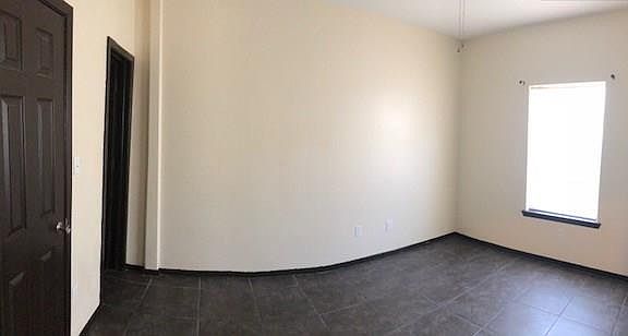 3rd image of 812 E Daffodil Ave