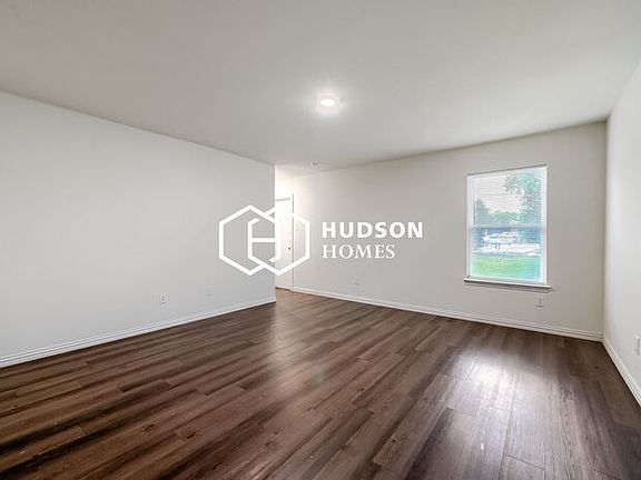 3rd image of 2504 Lyle Ave