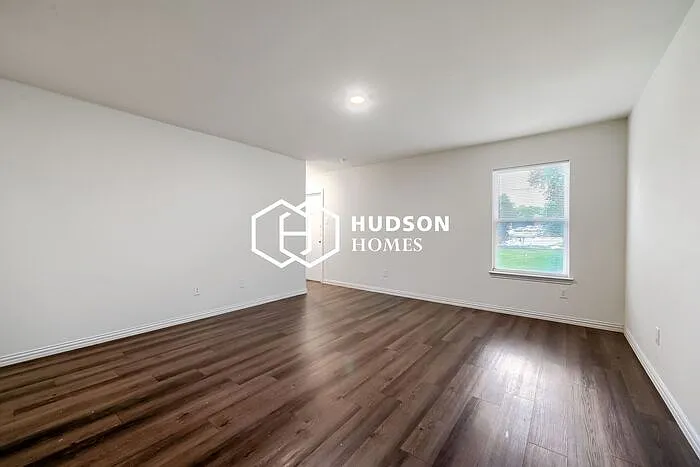 2504 Lyle Ave — Photo 3