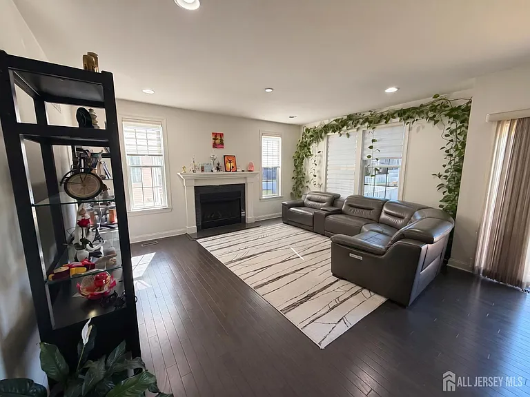 47 Thomas Dr — Photo 3