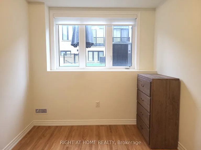 56 Singhampton Rd — Photo 4