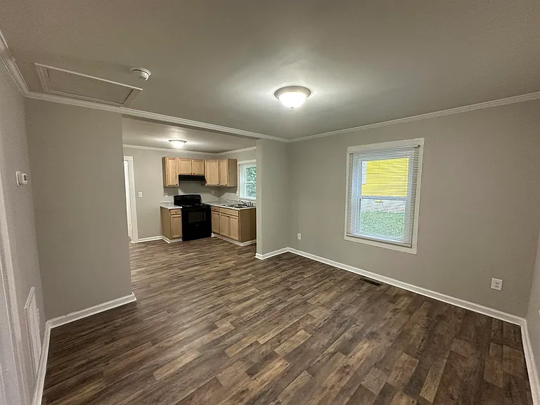 416 Airline Ave — Photo 2