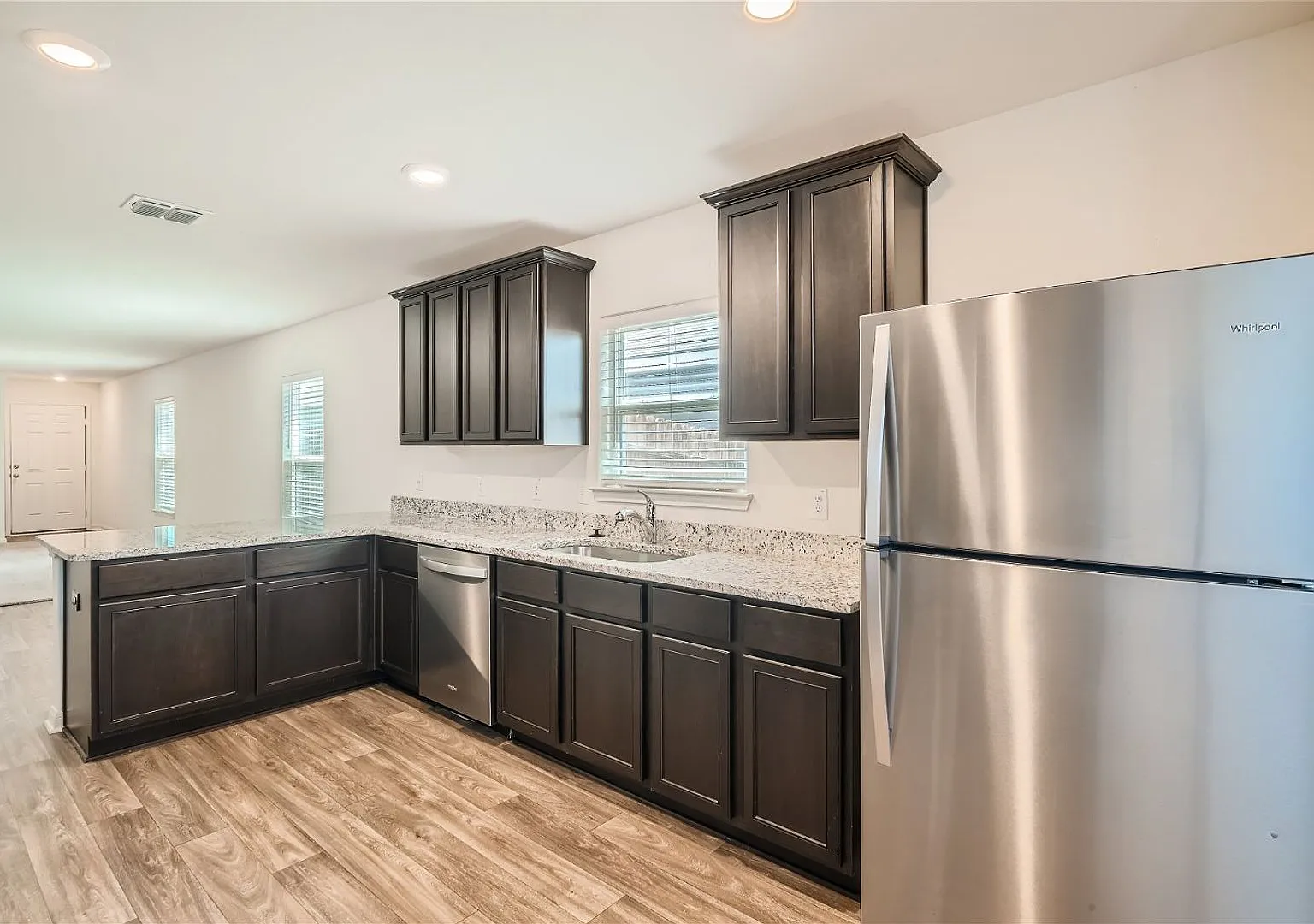 You dont want to miss this one!! 4 bedrooms! — Photo 4
