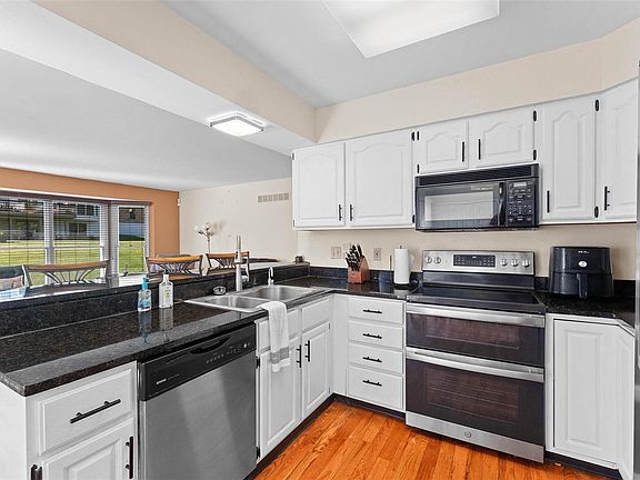 3rd image of 16752 Stanford Place Dr