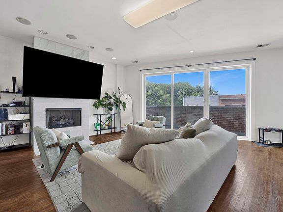 3rd image of 3505 N Elston Ave #2