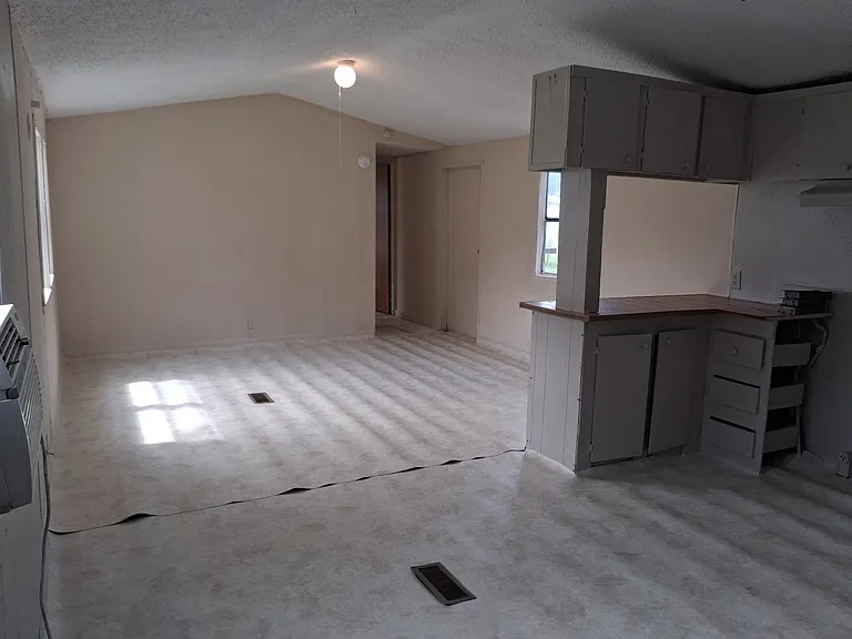 321 Lacross Rd — Photo 3