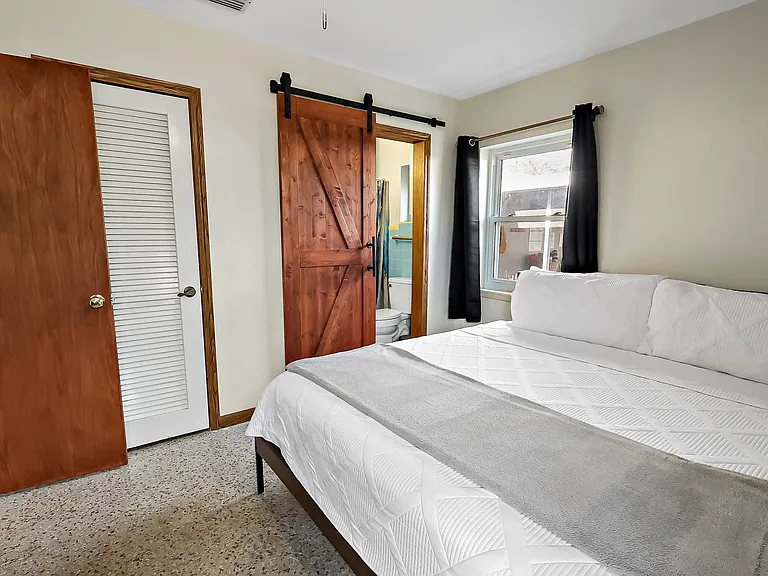 300 Tulip Ln — Photo 16