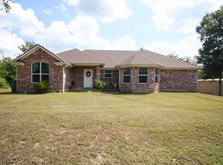 8 Country Pl, Hilltop Lakes, TX 77871