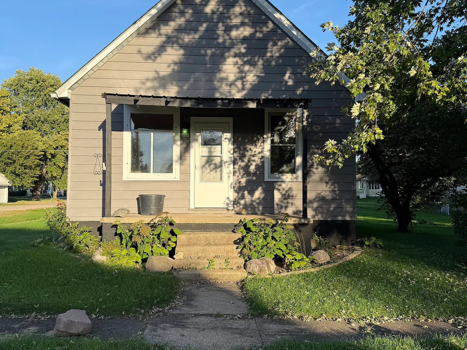 2 bed, 1000 sqft, $1,100 — Photo 1