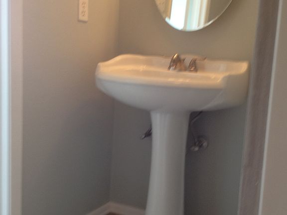 5th image of 810 Meadow Glen Ave