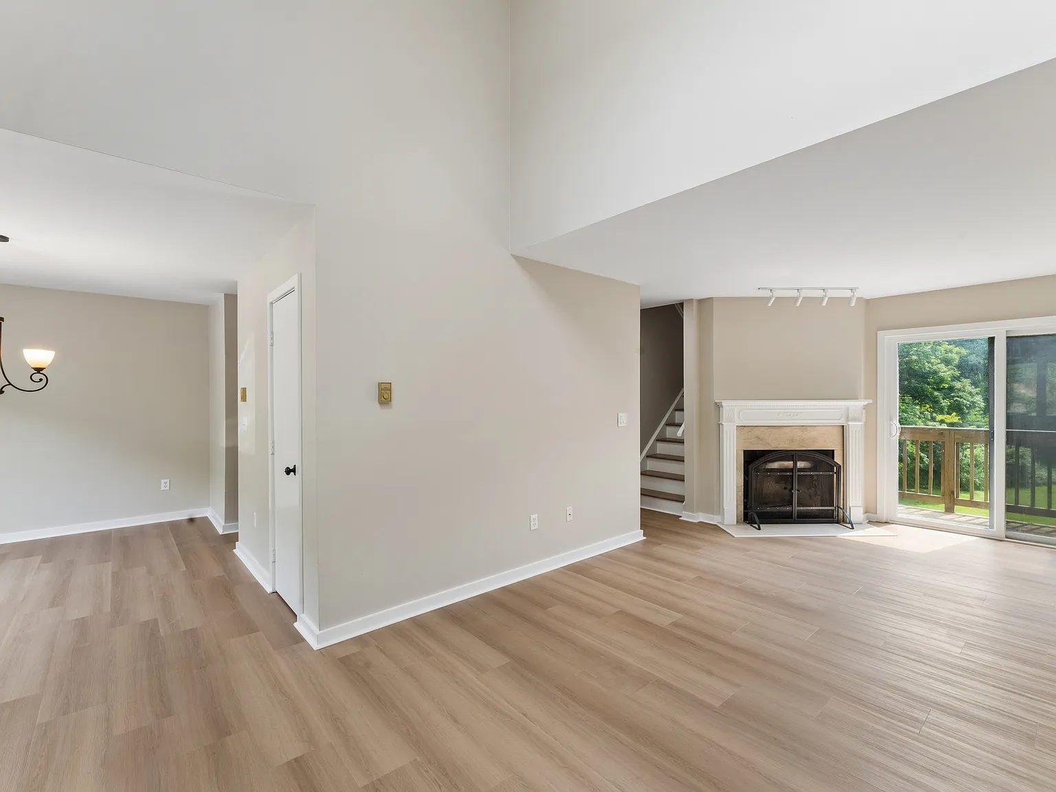 2 bed, 1.5 bath, 1337 sqft, $2,600 — Photo 2
