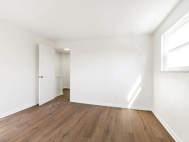 4040-4042 Halsey Pl — Photo 15