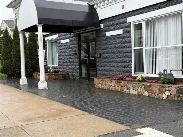 413 High St, Bristol, RI 02809