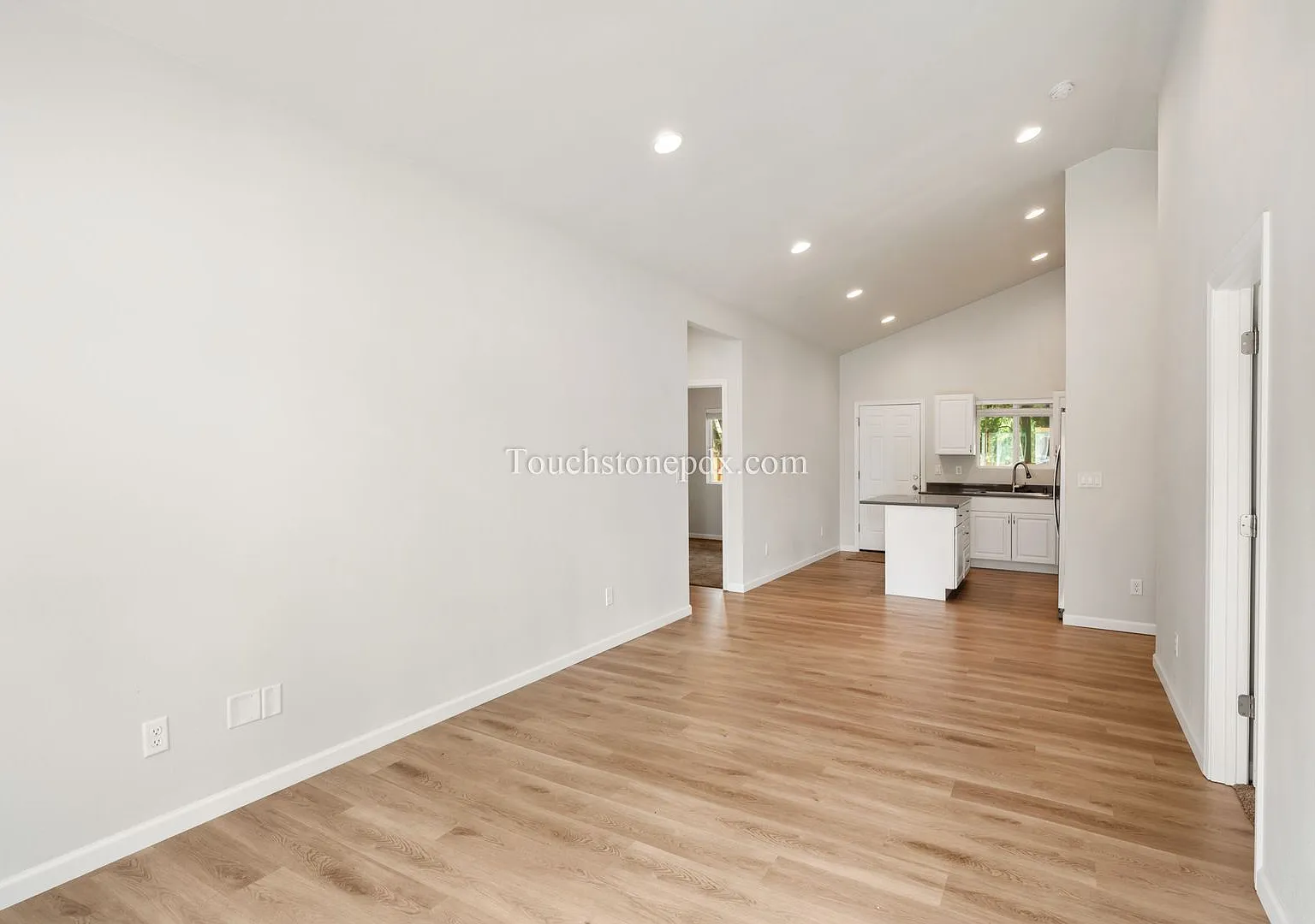 Bright East Portland 3 Bed Home with AC, Modern Kitchen — Photo 4