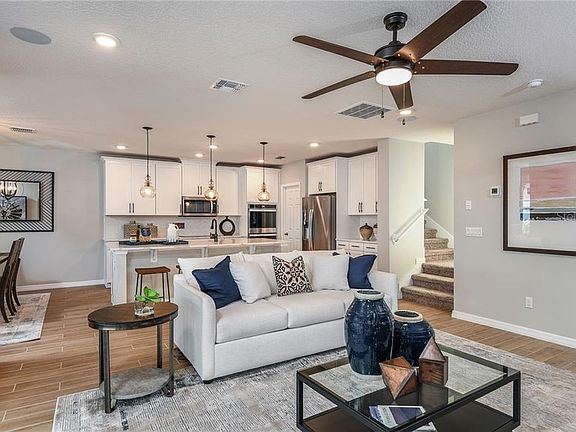 3rd image of 2810 Crest Dr