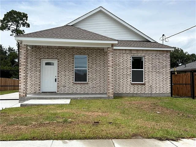 2220 Riverbend Dr — Photo 1
