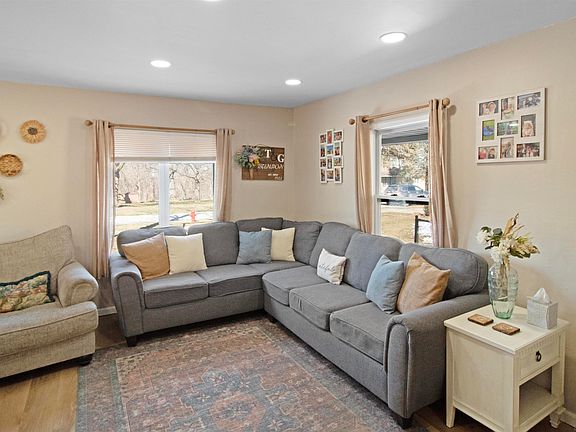 3rd image of 34720 Maple St