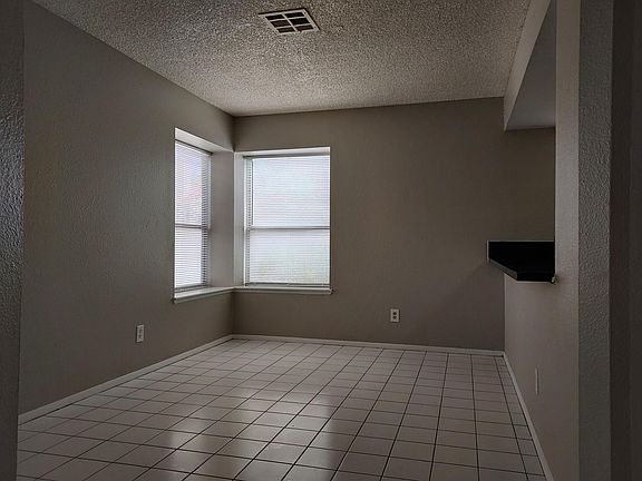 6612 Crosstimber Ct - Dining Area w/Breakfast Counter