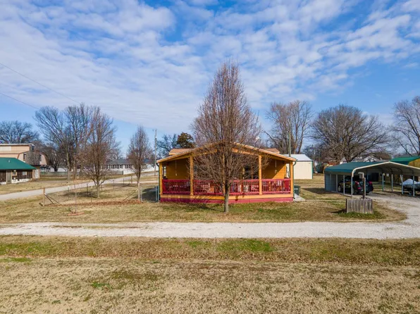 1502 N 9th St, Neodesha, KS 66757