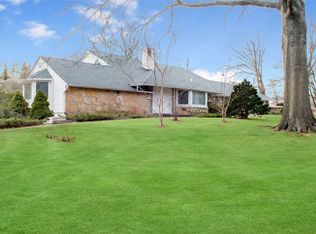 19 Summit Ln, Roslyn Heights, NY 11577