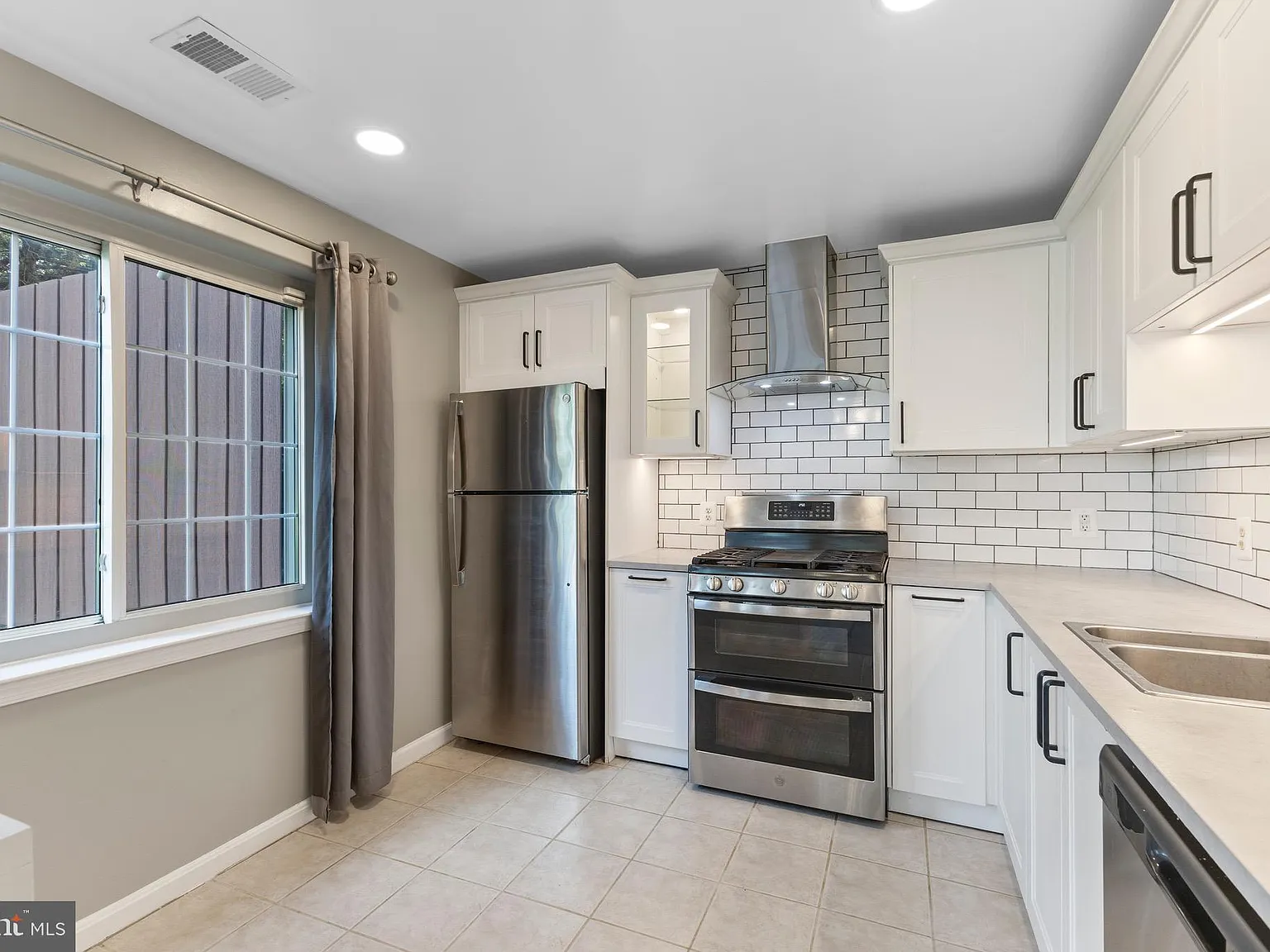 2 bed, 1047 sqft, $2,450 — Photo 2