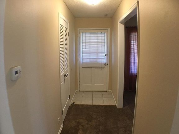 Entry w/large coat closet