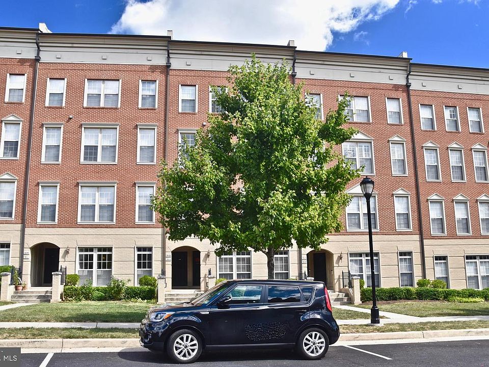 1st image of 7913 Crescent Park Dr #136