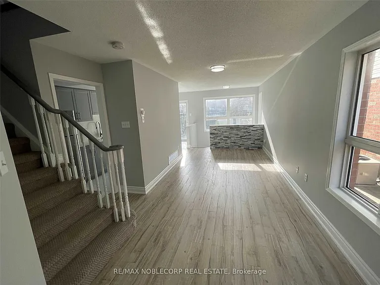 14 Cordgrass Cres — Photo 3