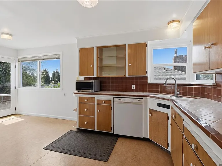 3733 SW Webster St — Photo 5