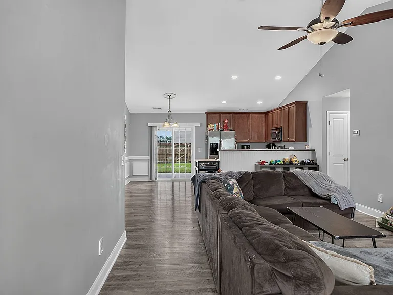 210 Riverstone Ct — Photo 4