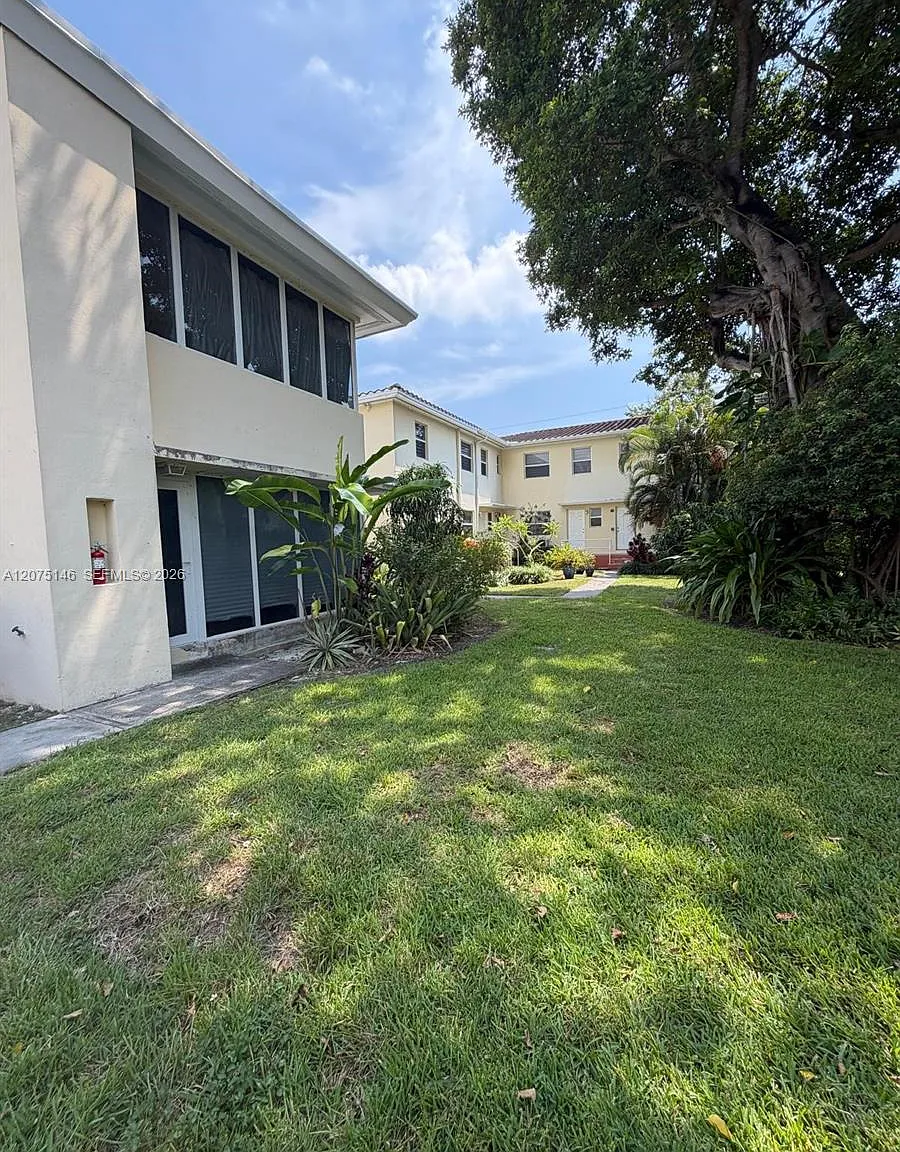 Shores Plaza East Condo — Photo 2