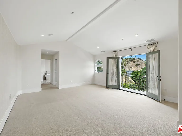 1675 N Woods Dr — Photo 45