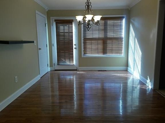 diining room w hardwood floor