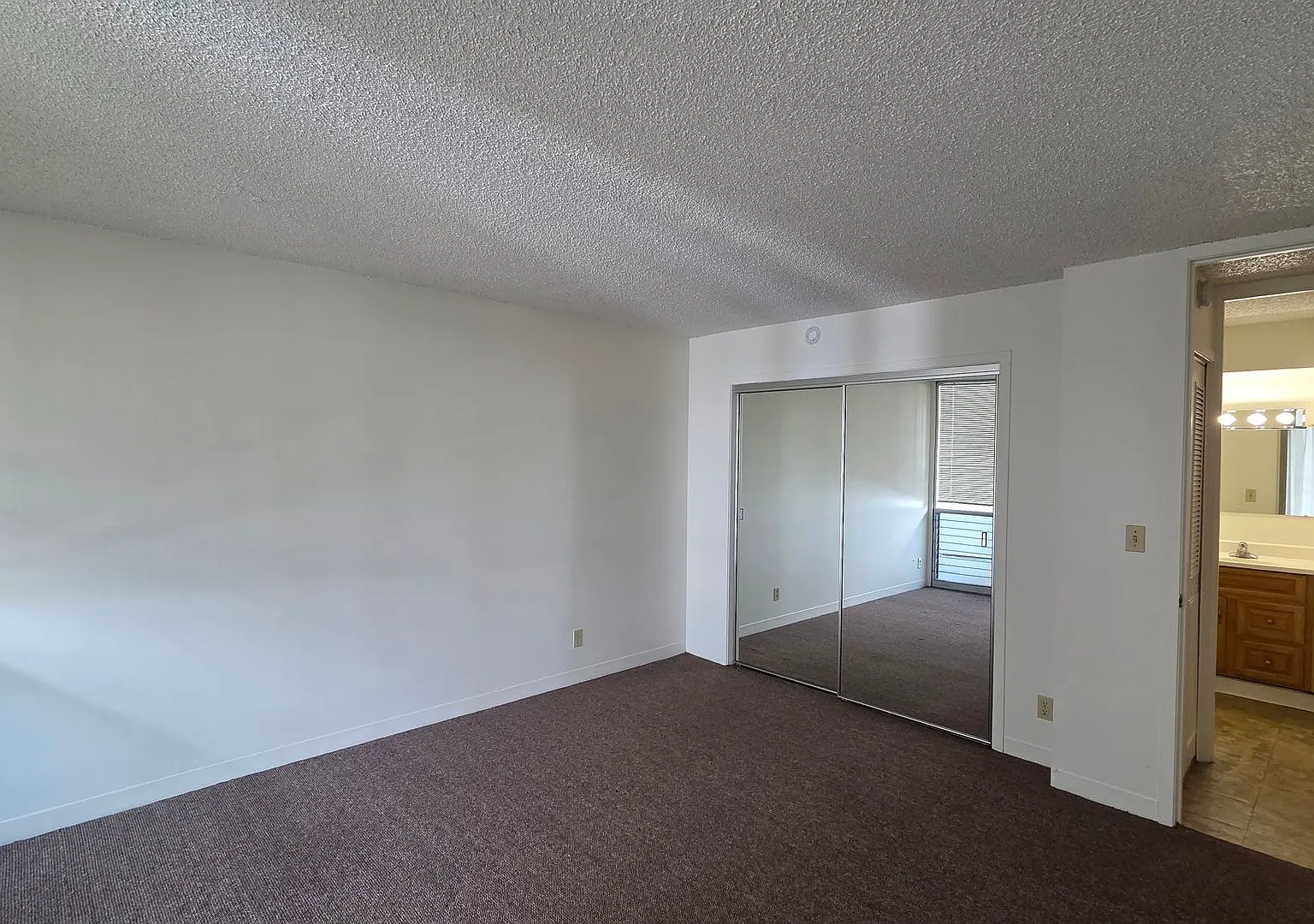 Recently Remolded Woodwinds 2 Bedroom Condo with 1 parking stall — Photo 3