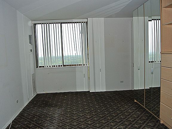 3rd image of 26910 Grand Central Pkwy APT 19H