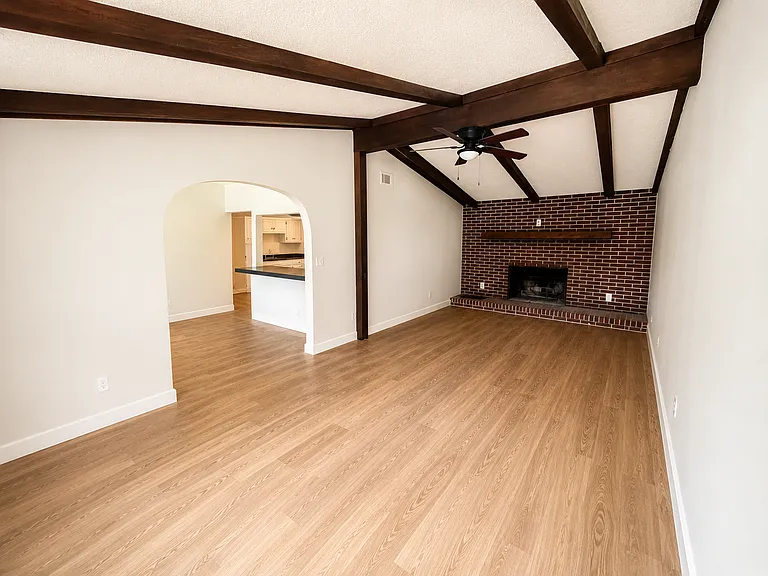 304 Nottingham Dr — Photo 4