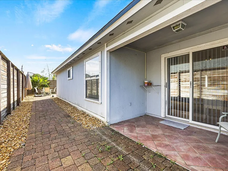 1073 Stocks St — Photo 30
