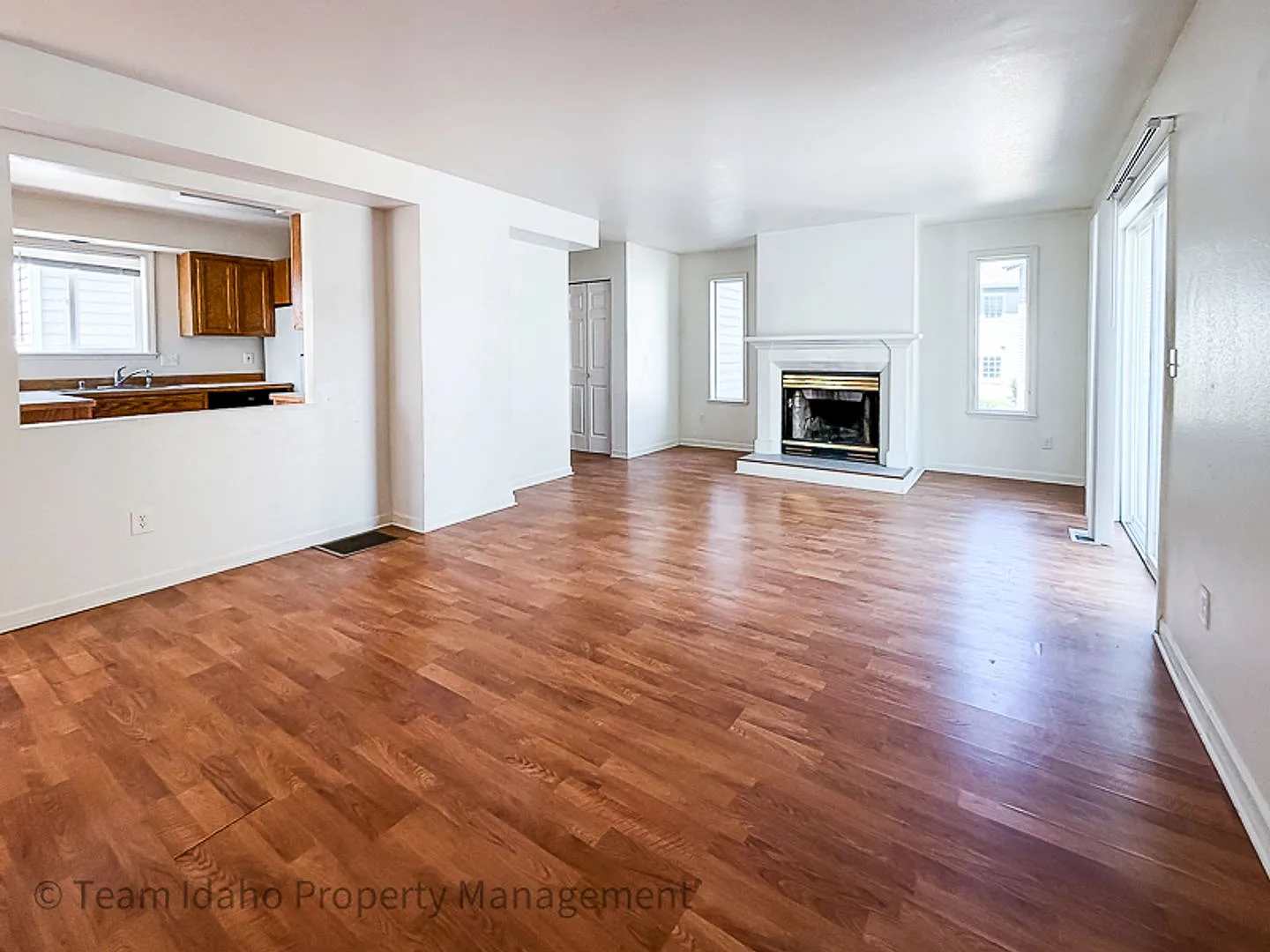 4 Bed/3 Bath Three Story Condo Near Bus Routes and Shopping — Photo 3