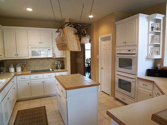 Gourmet Kitchen with Double Ovens, Island and Bkfst Bar