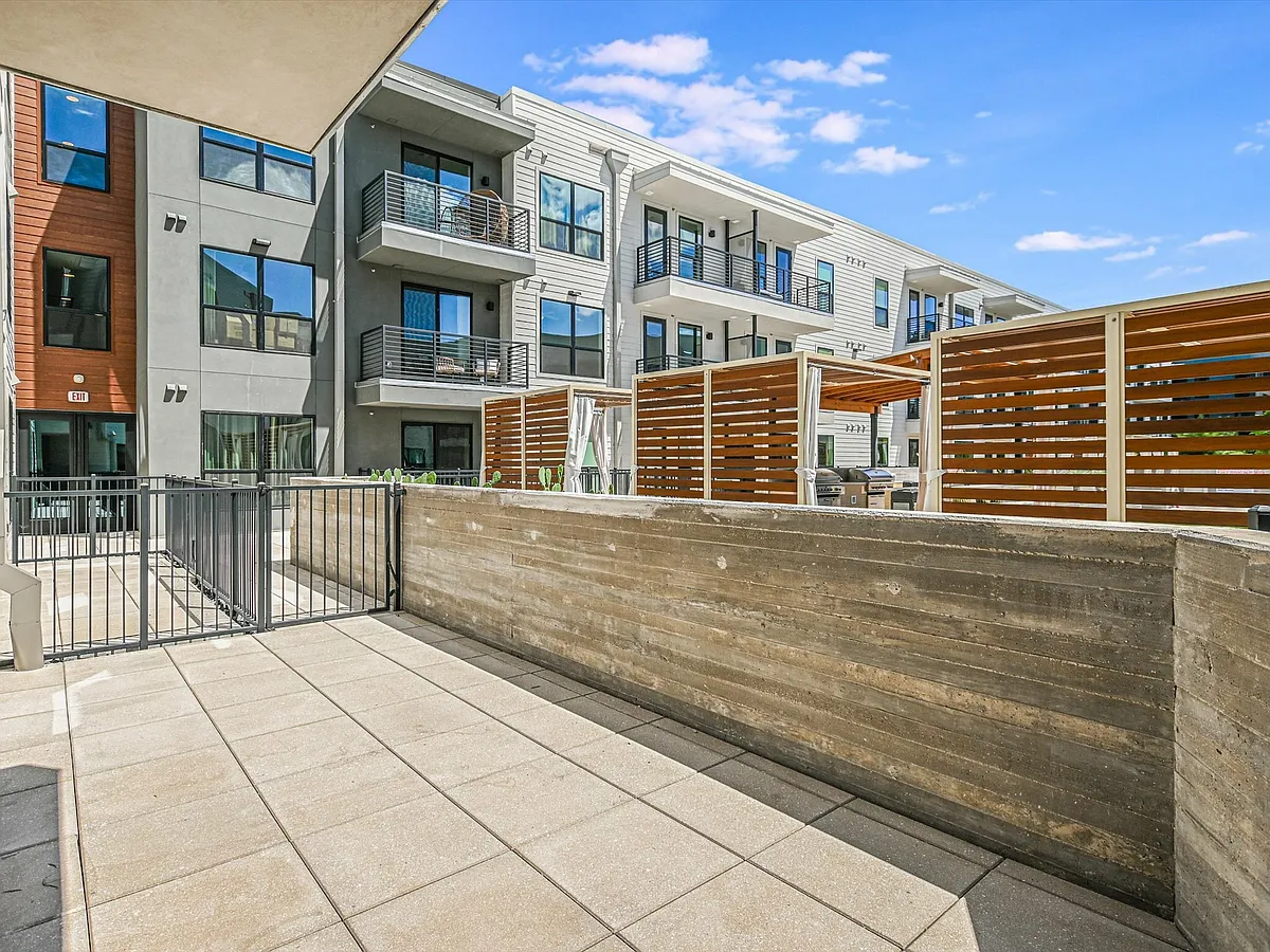 Building Photo - 1701 Simond Ave #421