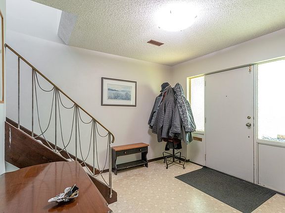 4th image of 5825 Clinton St