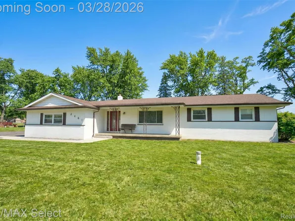 2461 N Long Lake Rd, Fenton, MI 48430