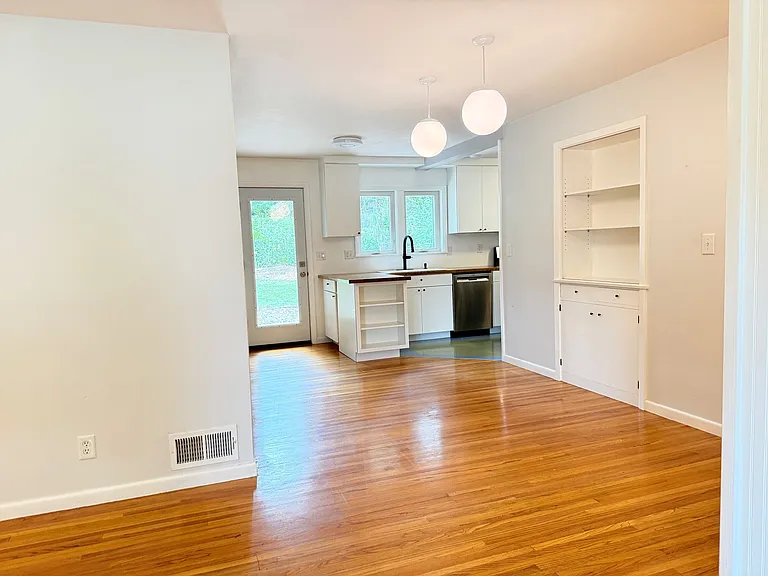 2704 W 28th St — Photo 9