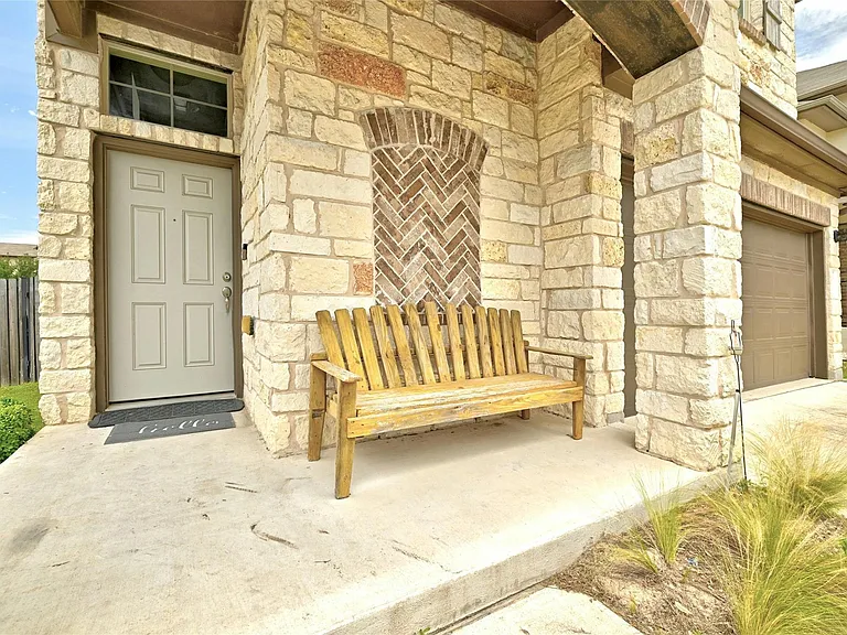 912 Sleepy Dell Ln — Photo 3