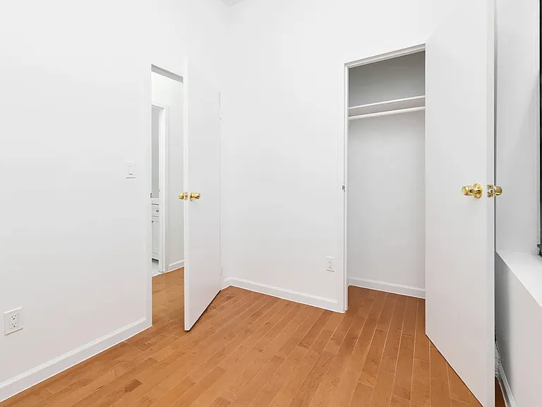 321 42nd St #5R — Photo 5